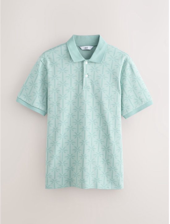 Lichtblauw poloshirt met korte mouwen en een all-over palmboommotief, voorzien van een kraag en knoopjes.