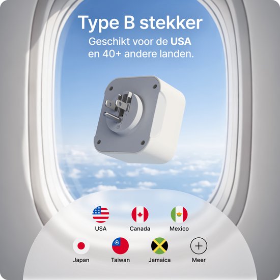 Voomy Type B stekker voor de VS en 40+ landen, getoond tegen een vliegtuigraam met landenvlaggen.