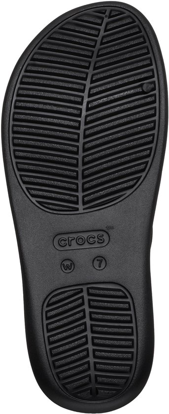 Semelle extérieure d'une sandale Crocs noire avec motif côtelé et indication de taille.