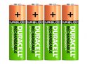 Vier Duracell oplaadbare AA batterijen, groen met koperen top en zwarte opdruk.