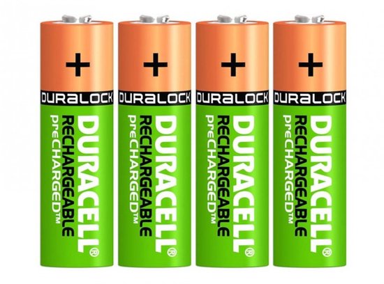 Vier Duracell oplaadbare AA batterijen, groen met koperen top en zwarte opdruk.