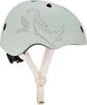 Lichtgroene kinderhelm met krokodillen- en veerprint. Witte bandjes met gesp.