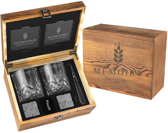 Houten kist met whiskeyglazen, acht whiskeystenen, een tang en twee slate onderzetters.