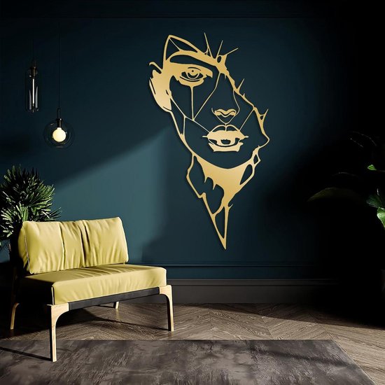 Visage abstrait en métal en art linéaire doré, suspendu à un mur bleu foncé à côté d'un canapé jaune.