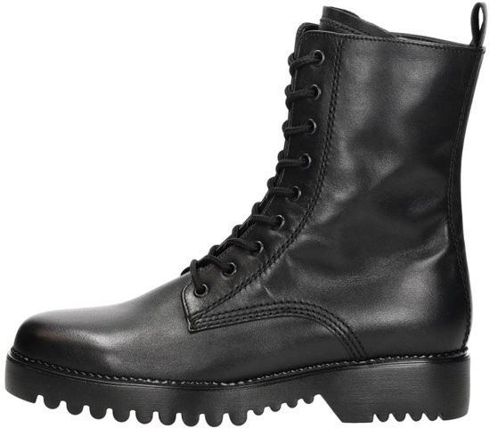 Zwarte Gabor veterlaars met dikke profielzool, aan de zijkant gezien.