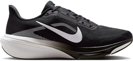 Zwarte Nike hardloopschoen met witte swoosh en AIR ZOOM FULL LENGTH tekst op de zool.