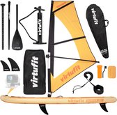 Een set van een oranje SUP-plank, een oranje zeil, peddels, vinnen, pomp, draagtas en GoPro-accessoires.
