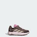 Bruine kinderschoen met roze en beige details, klittenbandsluiting.