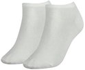 Twee witte enkelsokken, zonder patroon, effen.
