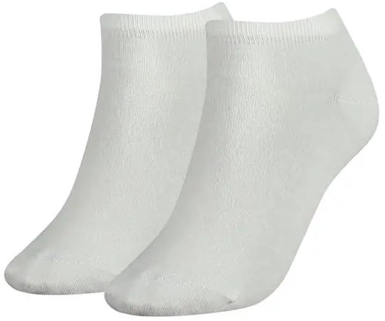 Twee witte enkelsokken, zonder patroon, effen.
