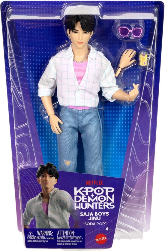 Jinu pop met witte pet, roze T-shirt, open geruit overhemd en blauwe jeans, in verpakking.