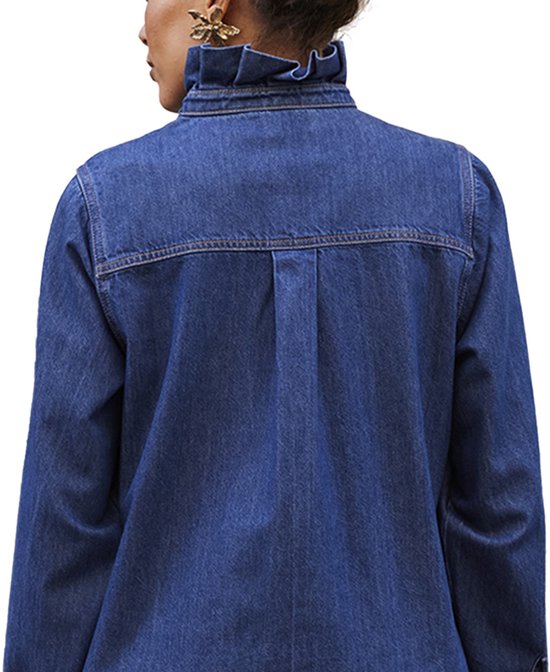 Achterkant van een blauwe denim blouse met lange mouwen, een opgestikte kraag met ruches en een plooiende rug.