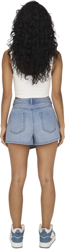 Achterkant van model in lichtblauwe denim skort.