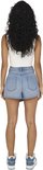 Achterkant van model in lichtblauwe denim skort.