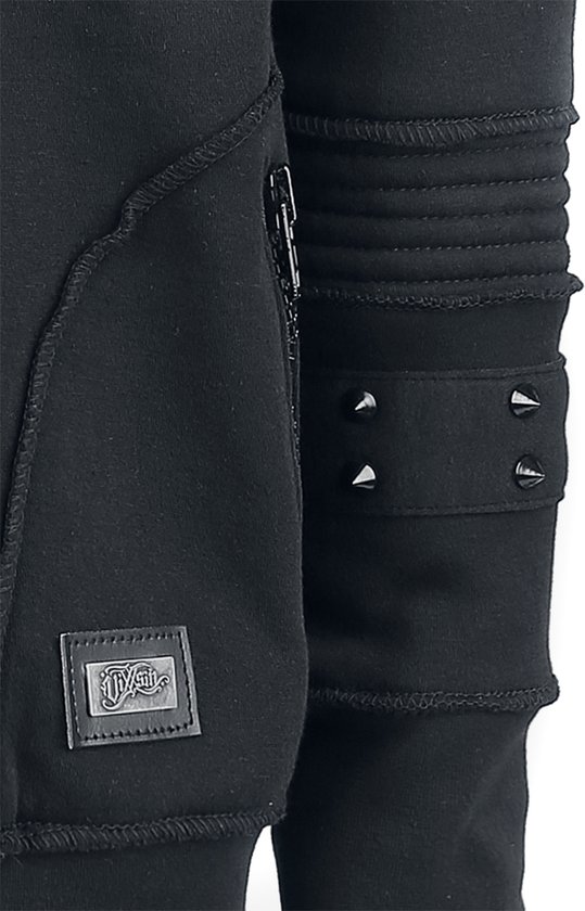 Detail van een zwarte hoodie met logo, ritsen en stekels.
