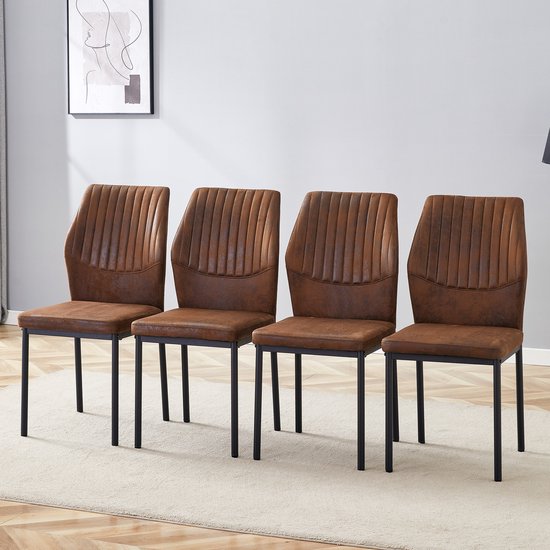 Vier bruine eetkamerstoelen met verticale stiksels op de rugleuning en zwarte metalen poten, opgesteld op een tapijt.