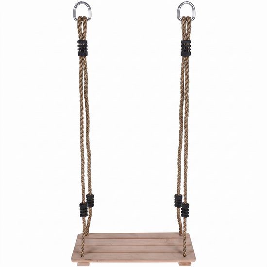 Houten schommel met touwen, zwarte clips, stalen ringen en een houten zitting, geïsoleerd op een witte achtergrond.