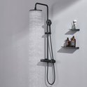 Zwarte thermostaat douchekraan met grote douchekop waar water uit stroomt, met plankjes ernaast.