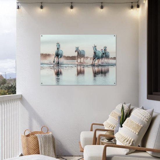 Tuinposter 120x80 cm - Tuindecoratie Wilde witte paarden galopperen door het water in Camargue - Poster voor in de tuin - Buiten decoratie - Schutting tuinschilderij - Tuindoek muurdecoratie - Wanddecoratie balkondoek