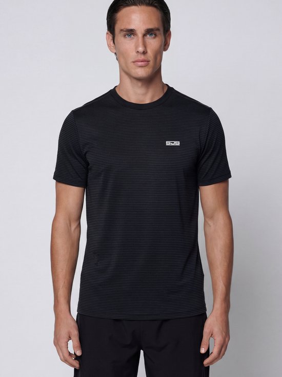 Man in zwart sportshirt met fijne horizontale streepjes en een wit logo op de borst.