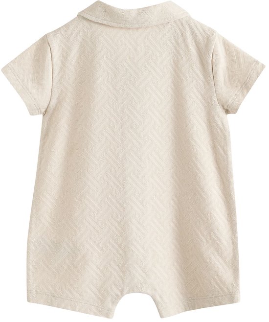 Achterkant van een beige babyromper met korte mouwen, kraag en visgraatpatroon.