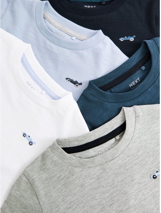 Close-up van 5 longsleeves in donkerblauw, lichtblauw, petrol, wit en grijs. Gedetailleerde raceauto opdruk zichtbaar.