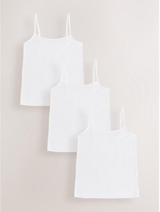Drie witte basic cami-topjes met smalle bandjes.
