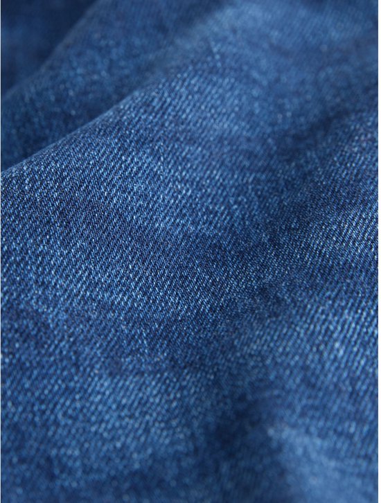 Gedetailleerde close-up van de denimstof van een donkerblauwe jeans.
