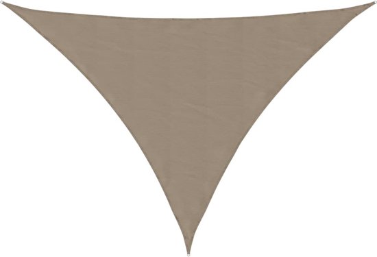 Een asymmetrisch, taupekleurig driehoekig schaduwdoek met versterkte hoeken.