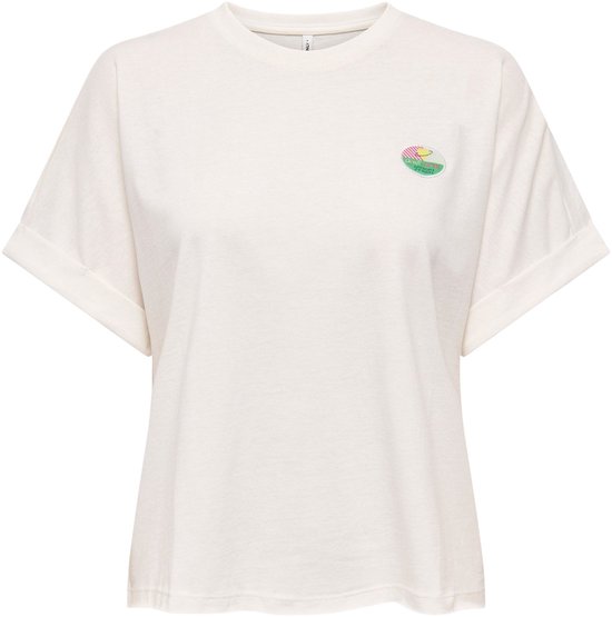 T-shirt blanc cassé à manches courtes retroussées et un imprimé ovale à rayures colorées sur la poitrine gauche.