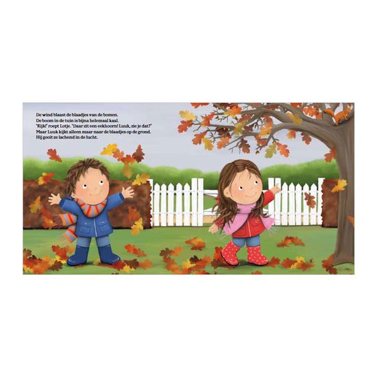 Een jongen en een meisje met herfstkleding spelen in een tuin met vallende bladeren.
