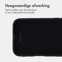 Binnenkant van een zwarte telefoonhoes met zacht textiel en 'ACCEZZ'-logo.