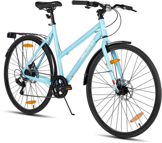 Lichtblauwe damesfiets van Hiland met spatborden, bagagedrager en reflectoren.