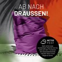 Paarse, weerbestendige zitzak, met de tekst 'Ab nach draussen!' en 'Wetter Fest'.
