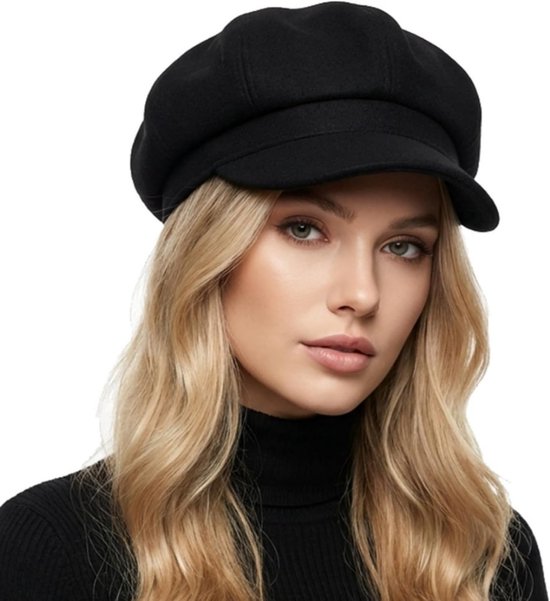 Model met blonde haren draagt een zwarte baret met platte bovenkant en klep.