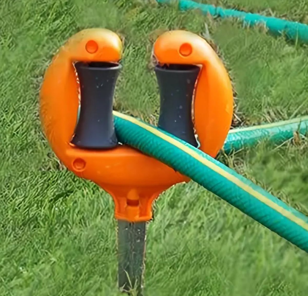 Hose guide - Tuinslanggeleider - Slanggeleider tuinslang - Grondspies - Tuinslang Ondersteuning - Tuinaccessoire - Beschermt en voorkomt knikken - Roterende rollers - Oranje – foto 7