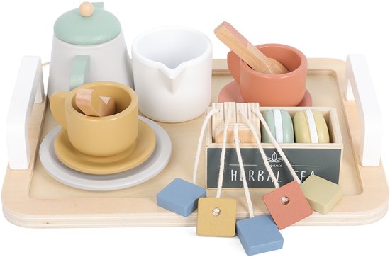 Houten theeservies op dienblad, met pastelkleurige theepot, kannetje, kopjes, schoteltjes en macarons.