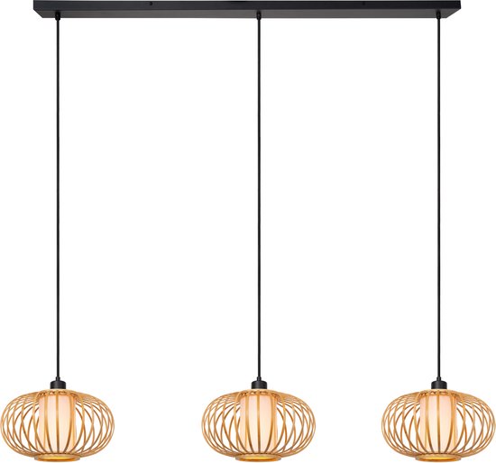 Een zwarte balk met drie hangende lampen, elk met een houten frame en witte kap.