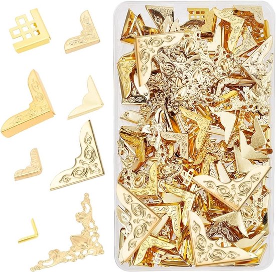 Een bakje vol met gouden metalen hoekbeschermers in diverse decoratieve stijlen.