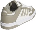 Achterkant van een lage adidas sneaker in wit met taupe accenten.