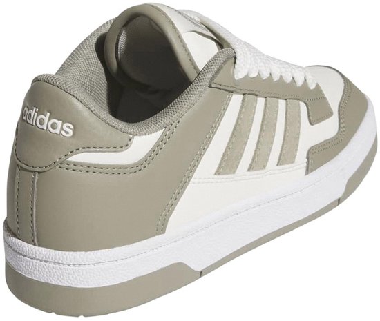 Achterkant van een lage adidas sneaker in wit met taupe accenten.