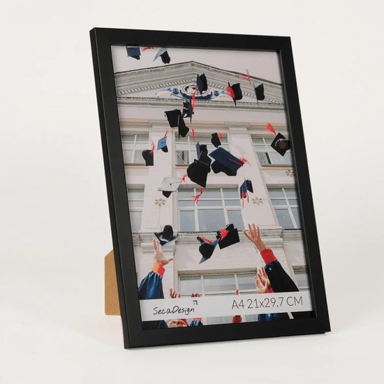 Zwarte A4 fotolijst met afstuderende studenten die hun hoeden opgooien, met standaard.