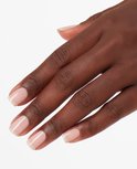 Hand met donkere huid en kort, verzorgd natuurlijk gelakte nagels.