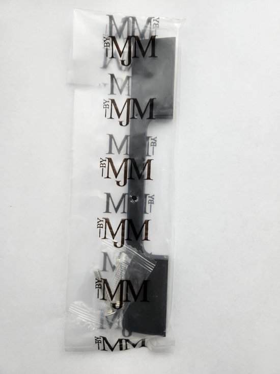Zwarte greep van aluminium met schroeven, verpakt in een doorzichtig plastic zakje met BY MJM logo's.