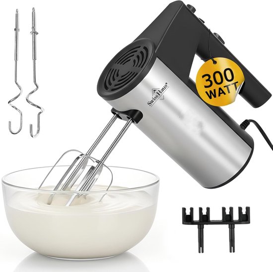 Zilveren en zwarte handmixer met twee gardes in een kom met beslag. Inclusief extra accessoires.