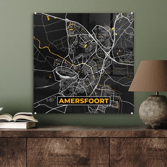 ® Glasschilderij 50x50 cm - Schilderij acrylglas - Plattegrond - Amersfoort - Goud - Zwart - Foto op glas - Muurdecoratie woonkamer - Wanddecoratie slaapkamer - Schilderijen - Stadskaart
