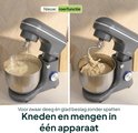 Grijze keukenmixer met garde in beslag en deeghaak in deeg. Kneed- en mengfunctie.