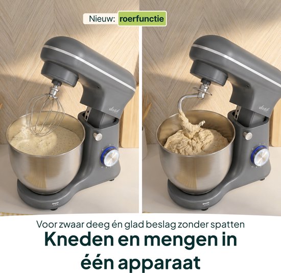 Grijze keukenmixer met garde in beslag en deeghaak in deeg. Kneed- en mengfunctie.