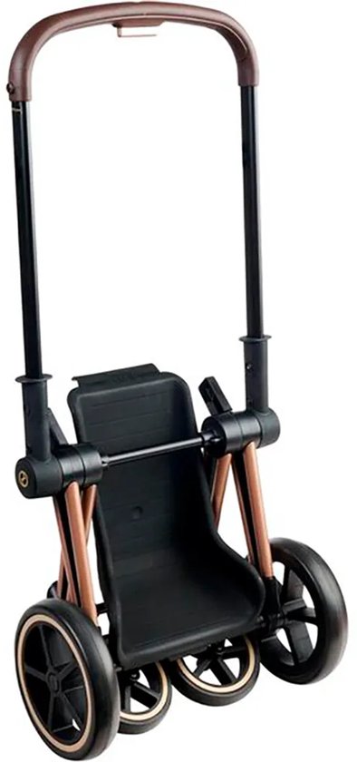 Ingeklapte zwarte poppenwagen met bruin handvat en koperkleurig frame.