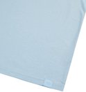 Detail van een effen lichtblauwe top met een klein blauw logo-label op de zoom.
